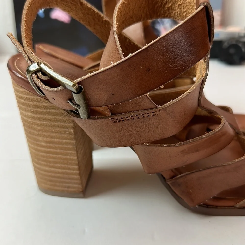 Urban Outfitters minimalist caramel